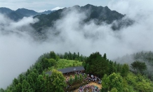 贵州黔东南：苗族同胞盛装打扮 欢度传统“爬坡节”
